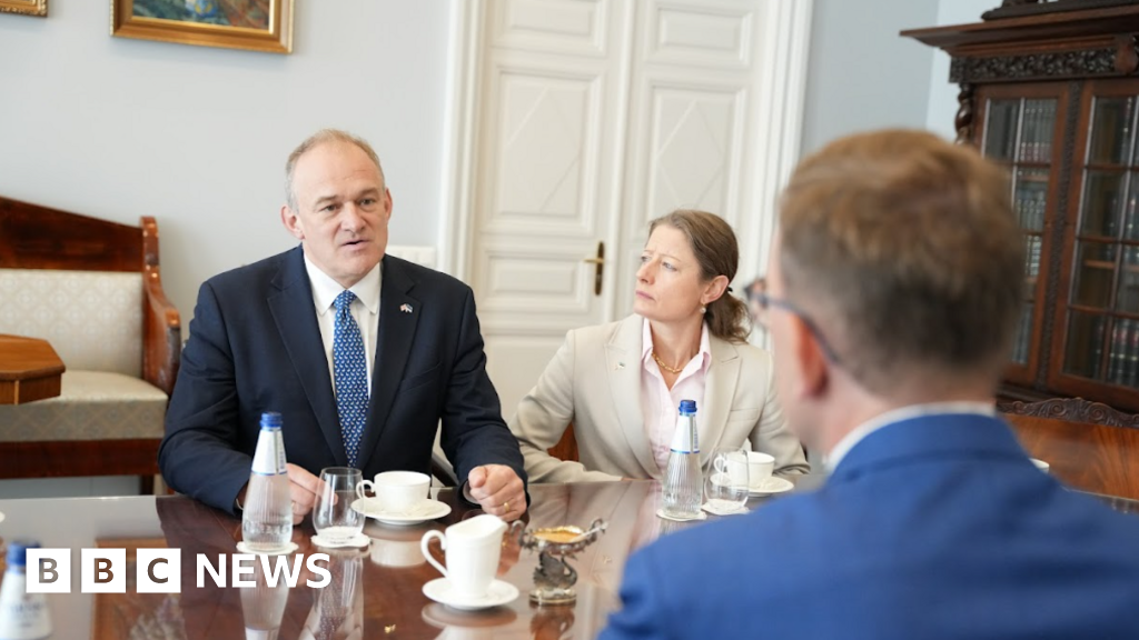 Give new recruits £ 10,000 to join the army, says Sir Ed Davey