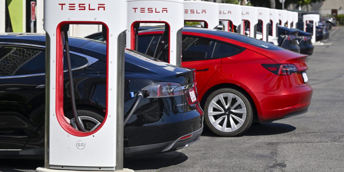 Tech Bull Dan Iva foresees the onset of Tesla Robotaxi will catapult the company into a $ 2 trillion market cap, almost double its current value