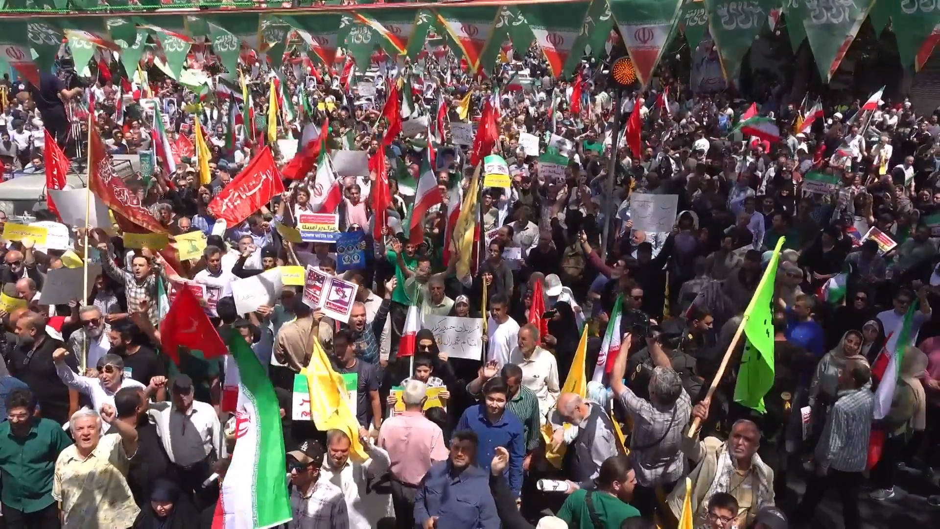 Mass protests in Tehran while Iran FM meets counterparts, Trump says he will decide on the strike in “2 weeks”