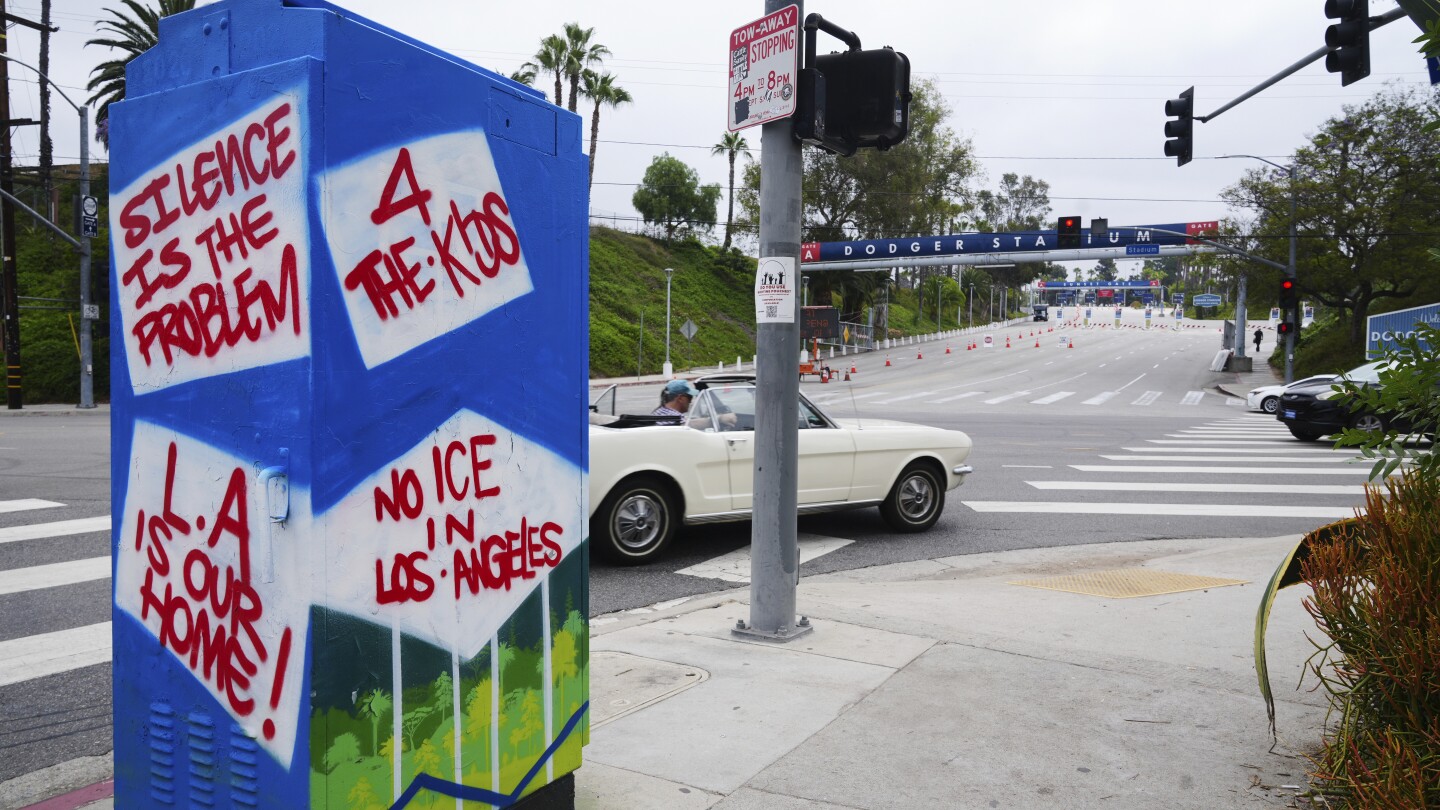 Dodgers announce $ 1 million donations to help families of immigrants affected by federal raids